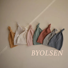 Laden Sie das Bild in den Galerie-Viewer, Baby Beanie Mushie